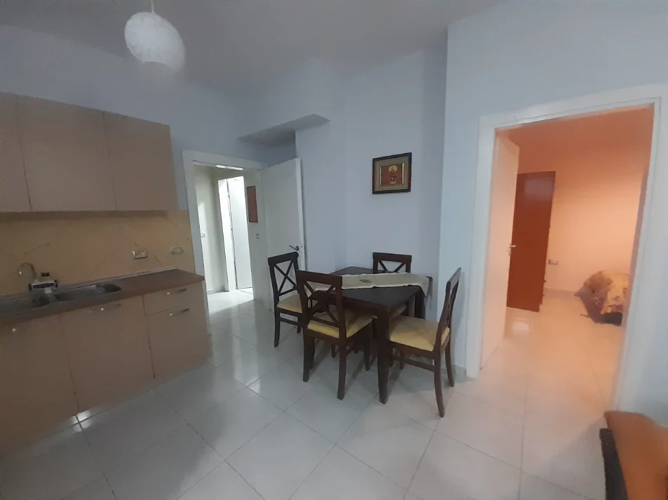 Tirane, jepet me qera Apartament 3+1+2 Tualete, Kati 2, 95 m², Çmimi 45.000 Lekë të Reja, (Pranë Resorant Freskut, Tiranë.)