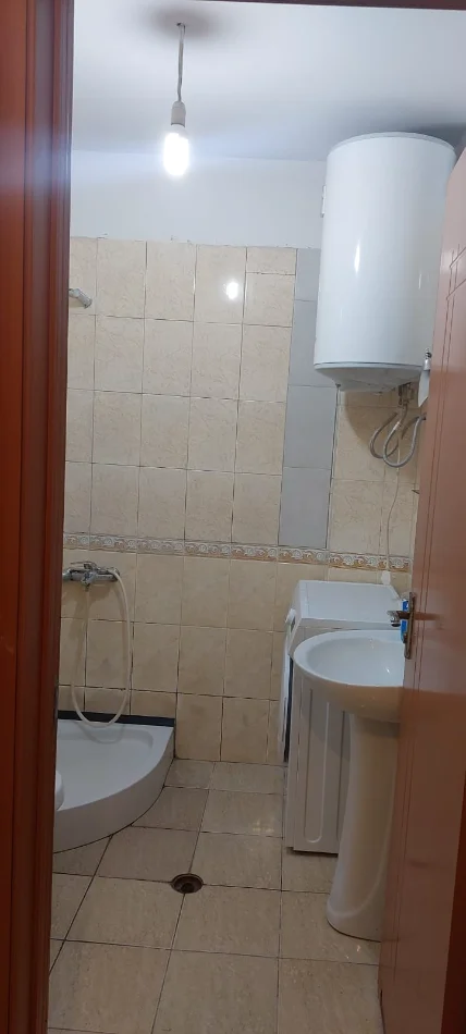Tirane, jepet me qera apartament 1+1 Kati 2, 450 € (Prane Kesh)