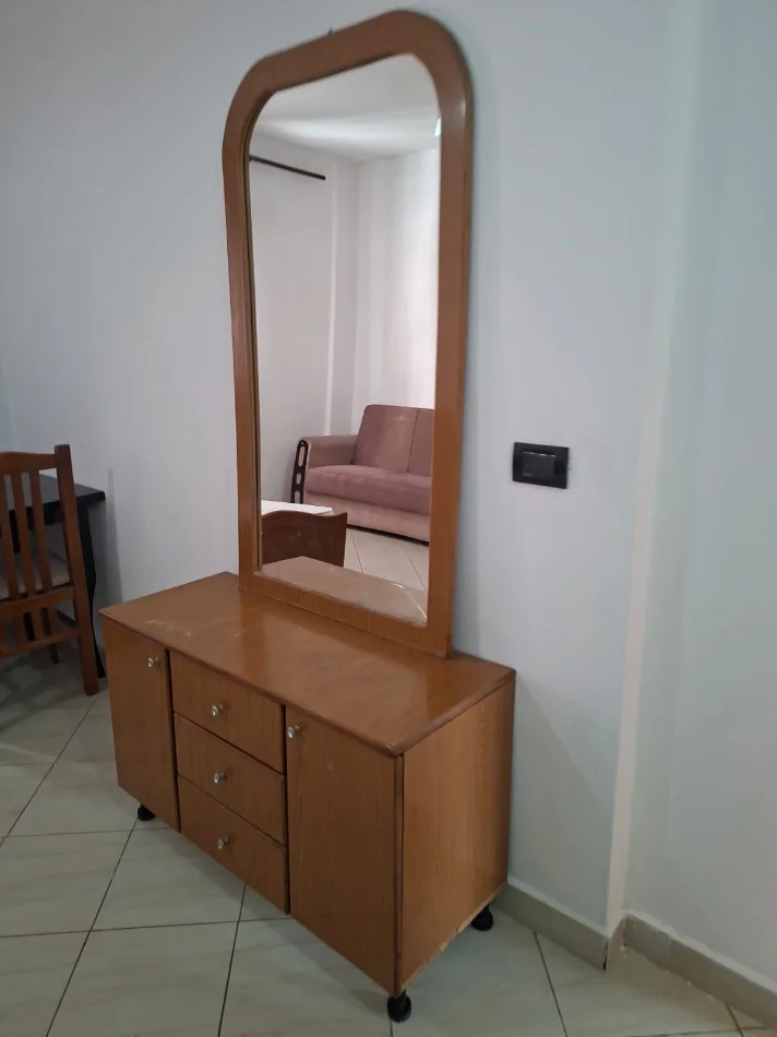 Tirane, jepet me qera apartament 1+1 Kati 3, 40 m² 250 € (Rruga 5 maji)