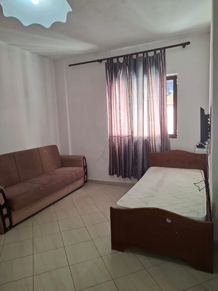 Tirane, jepet me qera apartament 1+1 Kati 3, 40 m² 250 € (Rruga 5 maji)