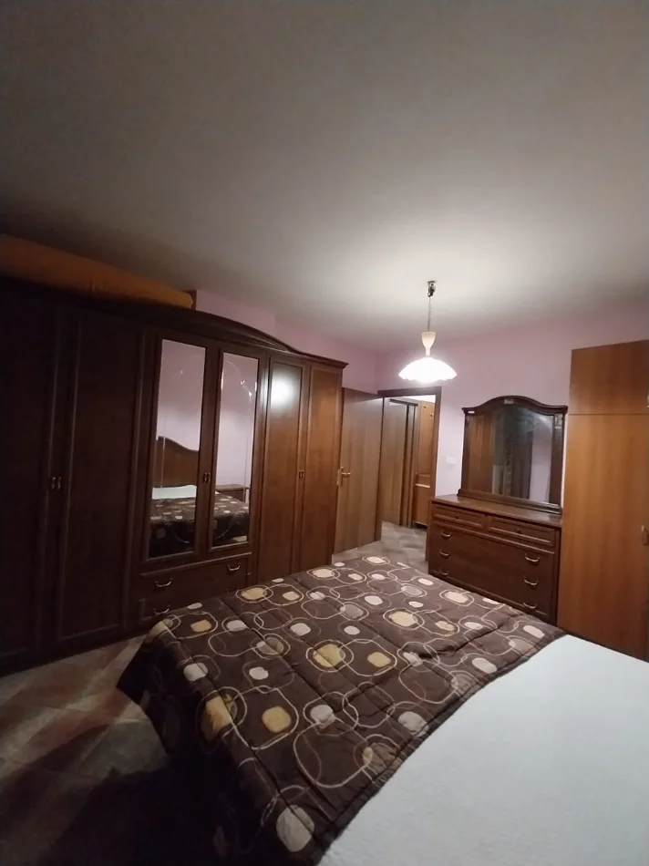 Tirane, jap me qera apartament 1+1+Ballkon Kati 3, 85 m² 550 € (Rruga Medar Shtylla)