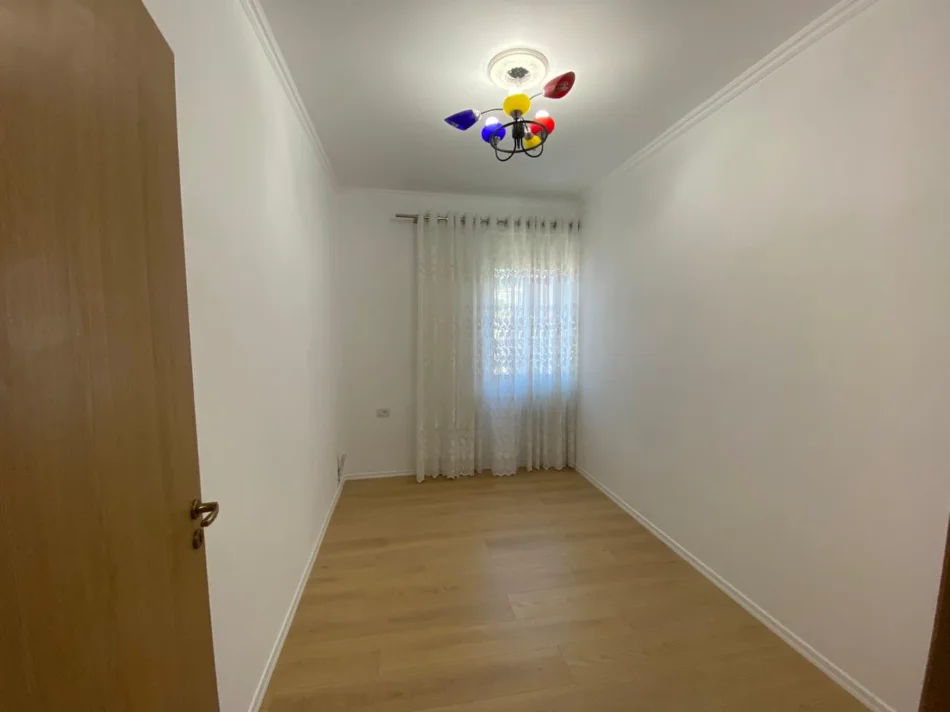 Tirane, shitet apartament 2+1+Ballkon Kati 2, 74 m² 142.002 € (Fresk)