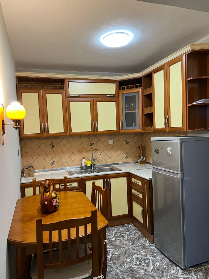 Tirane, jepet me qera apartament 2+1+Ballkon Kati 1, 110 m² 500 € (Rruga bardhyl)