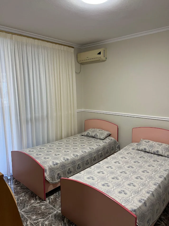Tirane, jepet me qera apartament 2+1+Ballkon Kati 1, 110 m² 500 € (Rruga bardhyl)