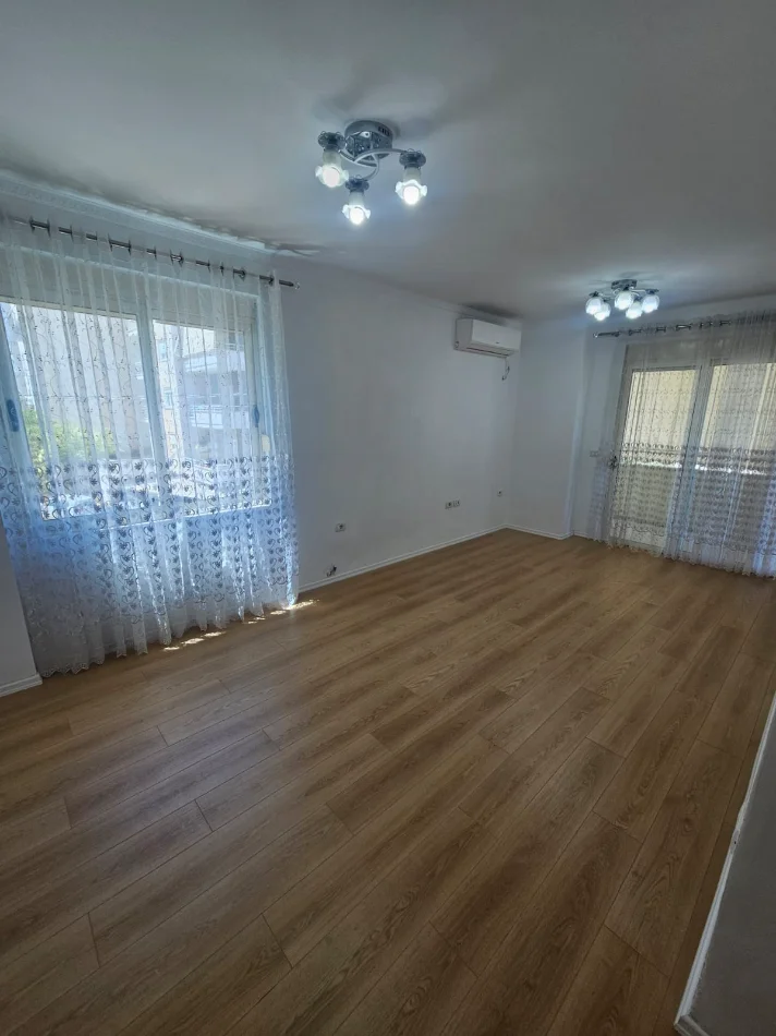 Tirane, shitet apartament 2+1+Ballkon Kati 2, 74 m² 