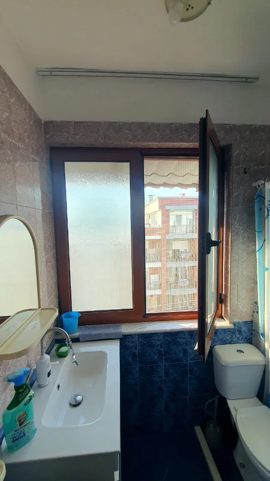 Tirane, jepet me qera Apartament 1+1 Kati 8, 40 m²,Çmimi  35.000 Lekë të Reja, Pranë Concord Center, tek 5 Maj, Tiranë.