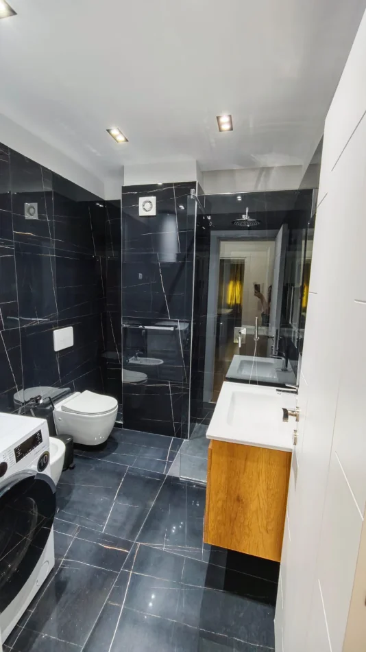 Tirane, jepet me qera Apartament 2+1+2 Tualete, Kati 7, 105 m² 950 € (Pranë German Computer, Komuna Parisit, Tiranë)