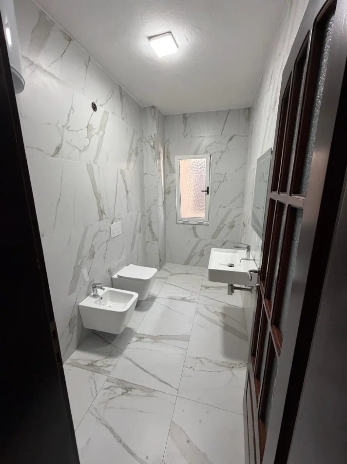 Tirane, jepet me qera zyre Kati 4, 178 m² 1.600 € 