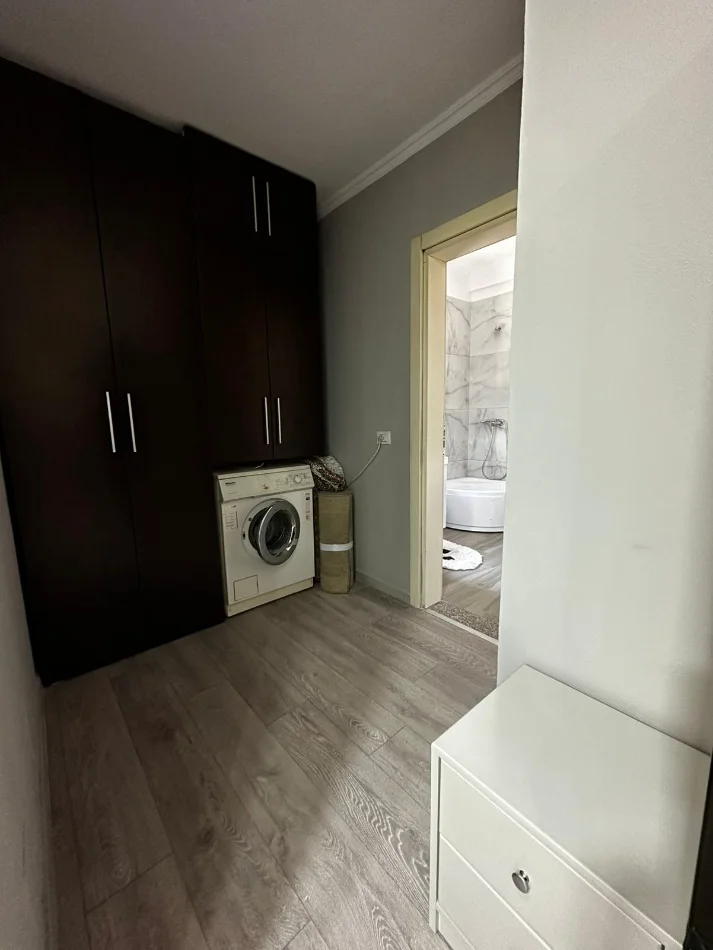 Tirane, jepet me qera Garsioner, Mobiluar,Kati 6,Çmimi  35.000 Lekë të Reja,tek Casa Italia, Terminali, Tiranë.