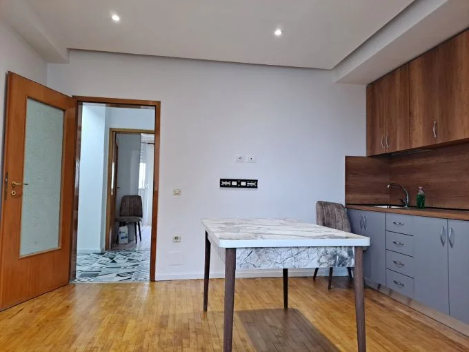 Tirane, jepet me qera apartament 1+1 Kati 3, 85 m² 550 € (rruga ferit xhajko , rruga 5 maji)