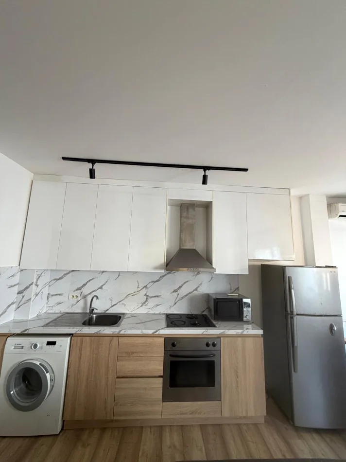 Tirane, jepet me qera Apartament 1+1 Kati 1, 65 m²,Çmimi 48.000 Lekë të Reja, (Rruga Barrikadave,Tiranë.)