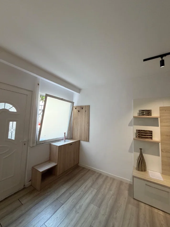 Tirane, jepet me qera Apartament 1+1 Kati 1, 65 m²,Çmimi 48.000 Lekë të Reja, (Rruga Barrikadave,Tiranë.)