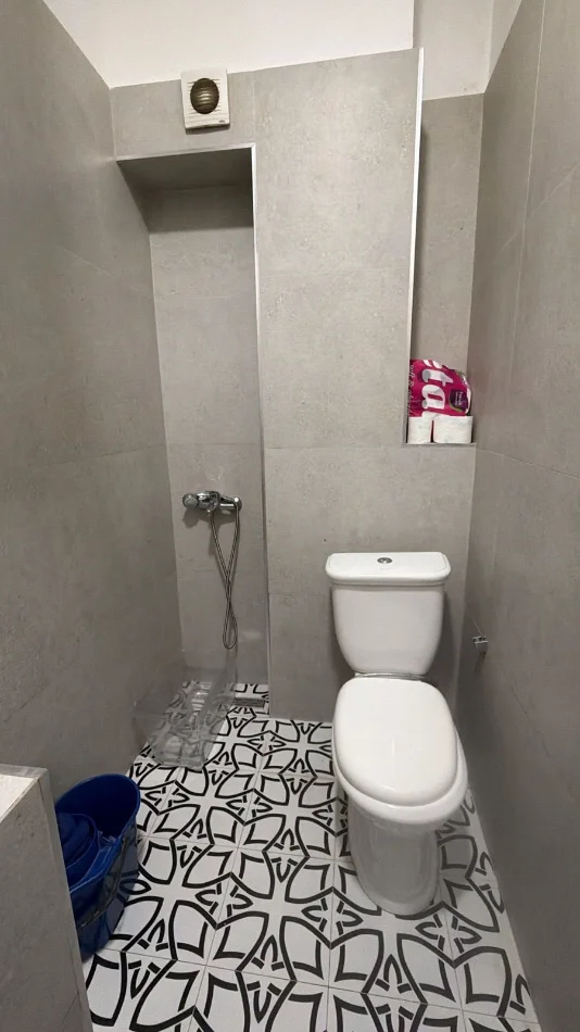 Tirane, jepet me qera Apartament 1+1 Kati 1, 65 m²,Çmimi 48.000 Lekë të Reja, (Rruga Barrikadave,Tiranë.)
