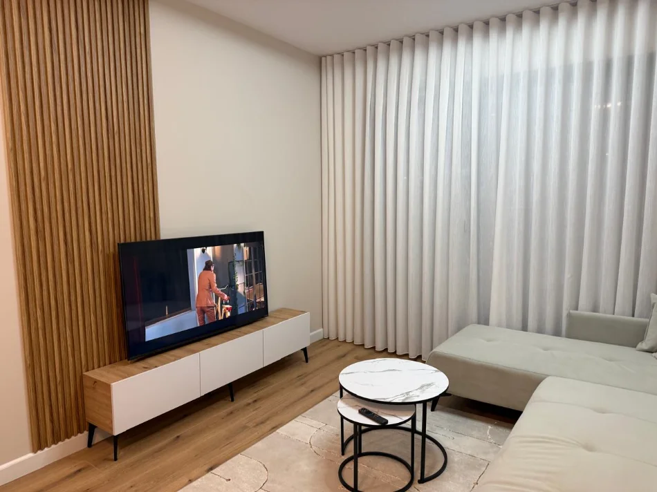 Tirane, jepet me qera apartament 1+1+Ballkon Kati 3, 65 m² 750 € (Liqeni i Thatë)