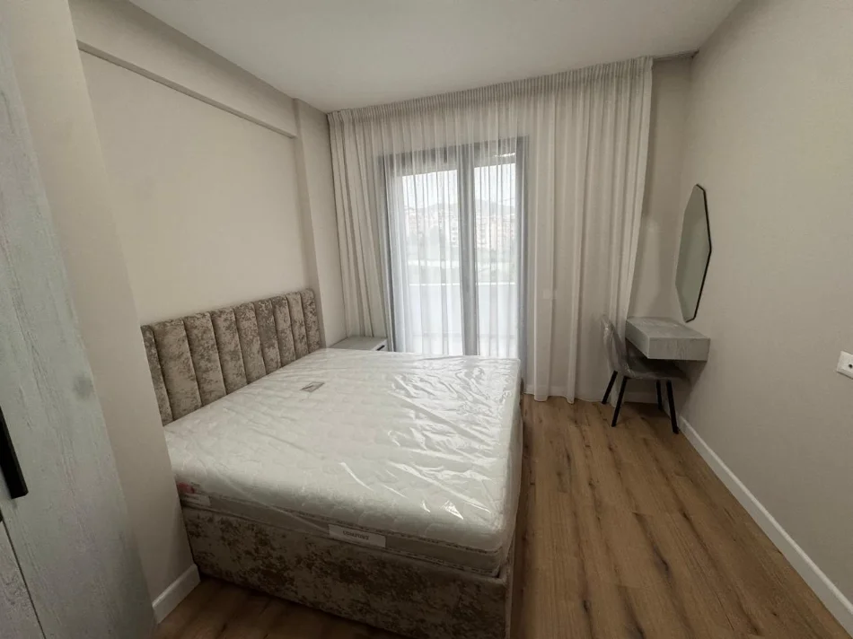 Tirane, jepet me qera apartament 1+1+Ballkon Kati 3, 65 m² 750 € (Liqeni i Thatë)