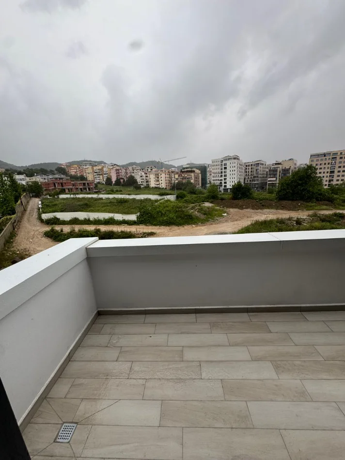 Tirane, jepet me qera apartament 1+1+Ballkon Kati 3, 65 m² 750 € (Liqeni i Thatë)