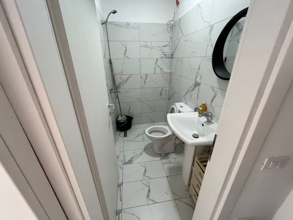 Tirane, jepet me qera Apartament 1+1 Kati 7, Mobiluar,Çmimi 420 E, tek Rruga Dibrës, Tiranë.