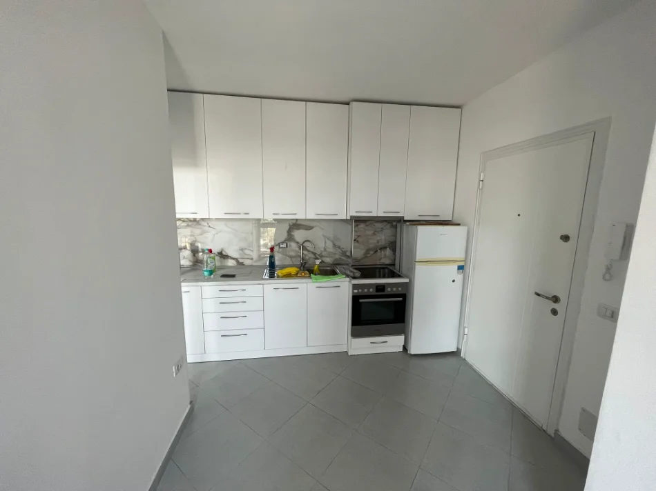 Tirane, jepet me qera Apartament 1+1 Kati 7, Mobiluar,Çmimi 420 E, tek Rruga Dibrës, Tiranë.