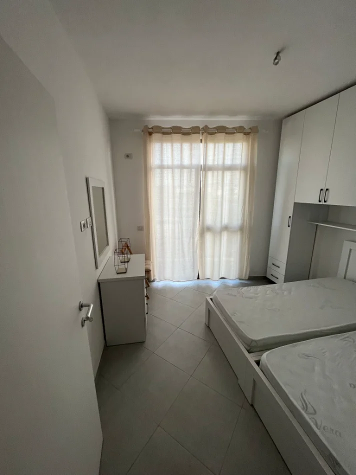 Tirane, jepet me qera Apartament 1+1 Kati 7, Mobiluar,Çmimi 420 E, tek Rruga Dibrës, Tiranë.