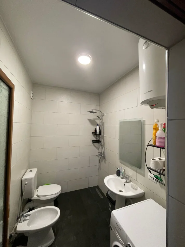 Tirane, jepet me qera apartament 1+1+Ballkon Kati 4, 65 m² 650 € (Pranë Shkollës Medreses, Rruga Dibrës, Tiranë)
