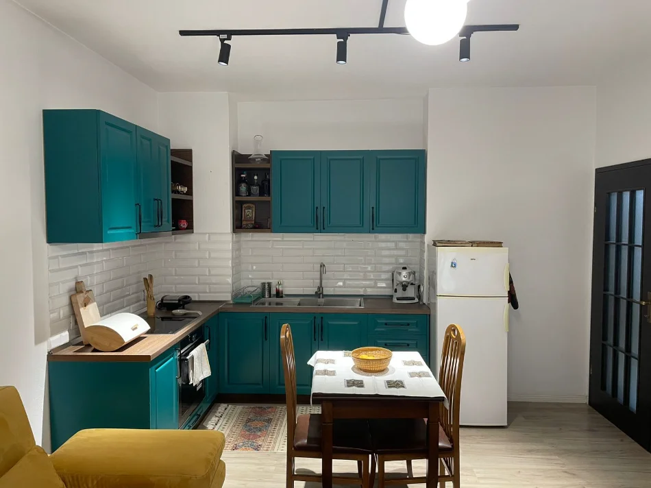 Tirane, jepet me qera apartament 1+1+Ballkon Kati 4, 65 m² 650 € (Pranë Shkollës Medreses, Rruga Dibrës, Tiranë)