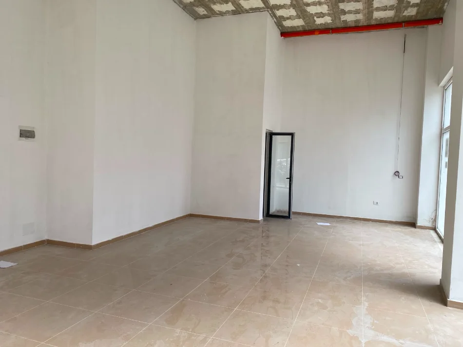 Tirane, jepet me qera ambjent biznesi Kati 0, 45 m² 1.500 € (Bulevardi i ri)
