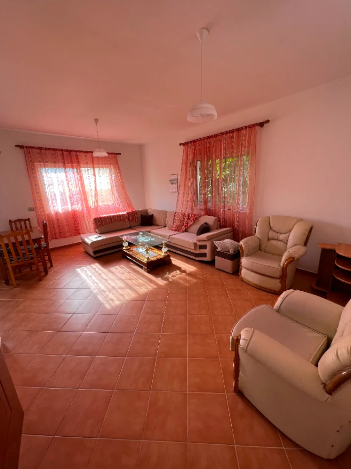 Tirane, jepet me qera shtepi 2+1+Ballkon Kati 1, 100 m² 400 € (Rruga Oso Kuka)