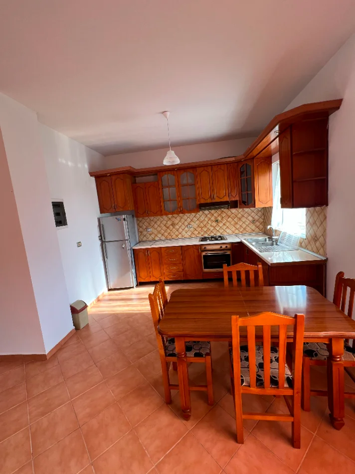 Tirane, jepet me qera shtepi 2+1+Ballkon Kati 1, 100 m² 400 € (Rruga Oso Kuka)
