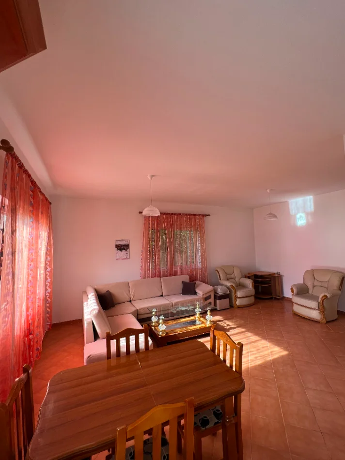 Tirane, jepet me qera shtepi 2+1+Ballkon Kati 1, 100 m² 400 € (Rruga Oso Kuka)