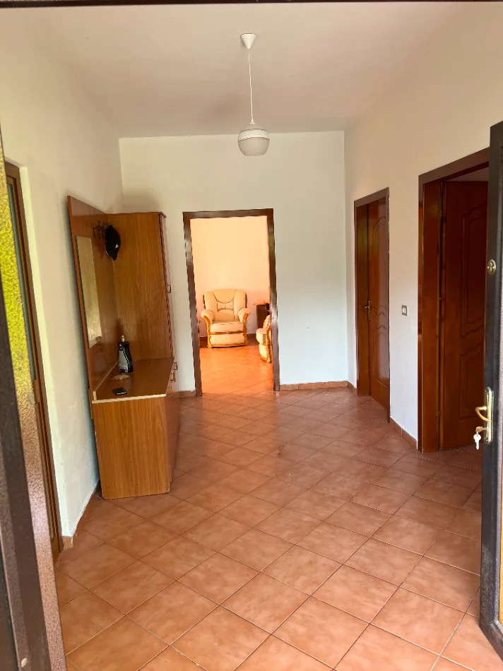 Tirane, jepet me qera shtepi 2+1+Ballkon Kati 1, 100 m² 400 € (Rruga Oso Kuka)