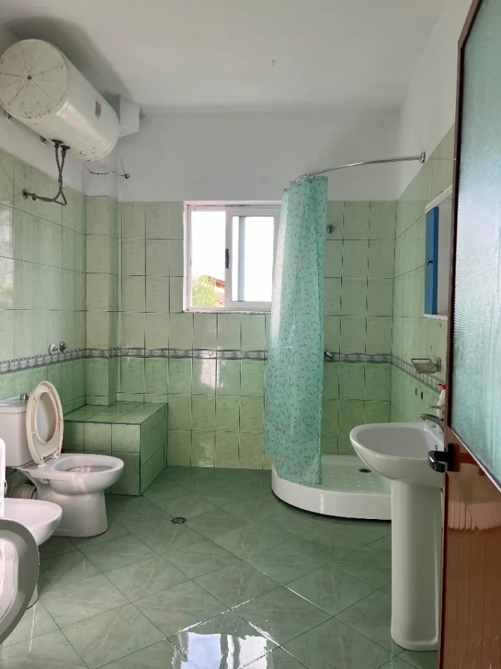 Tirane, jepet me qera shtepi 2+1+Ballkon Kati 1, 100 m² 400 € (Rruga Oso Kuka)