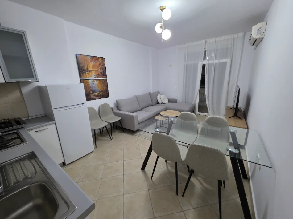 Tirane, jepet me qera apartament 1+1+Ballkon Kati 4, 62 m² 650 € 