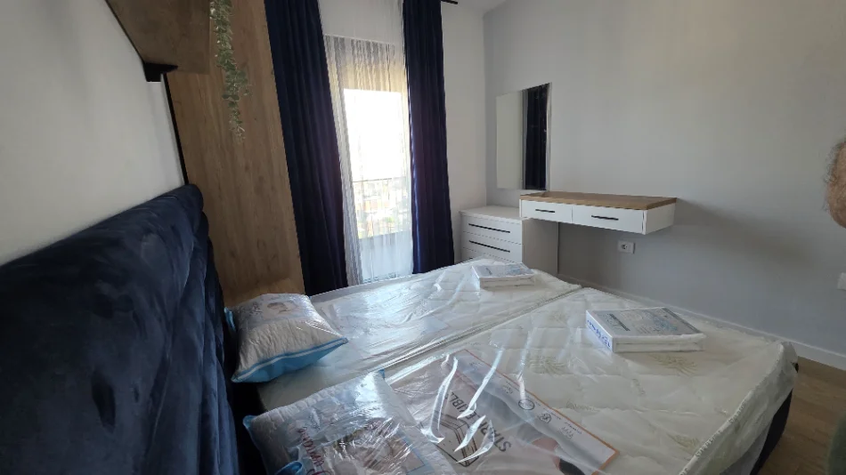 ****Tirane, Me Qera 1+1, 60 m² 550 € (***Pronari****)