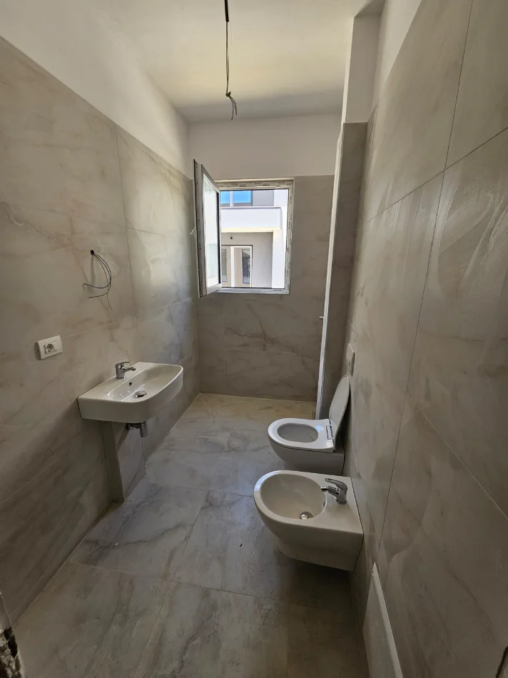 Tirane, shitet apartament 2+1+Ballkon , 89 m² 142.000 € (Muraga, Fresk)