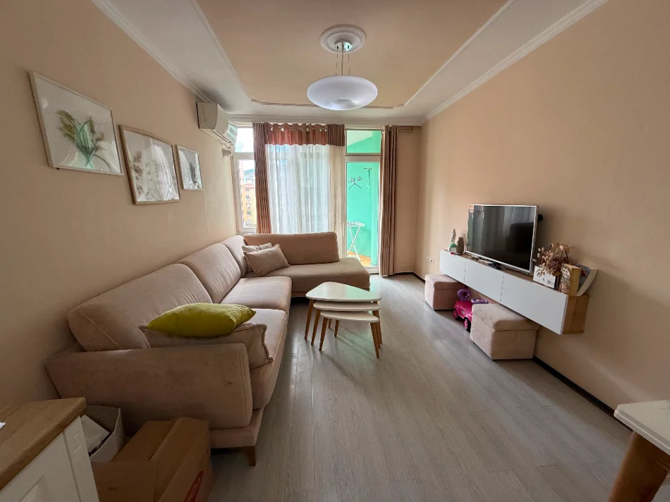 Tirane, jepet me qera apartament 2+1+Ballkon Kati 5, 95 m² 780 € (Rruga Tish Dahia)