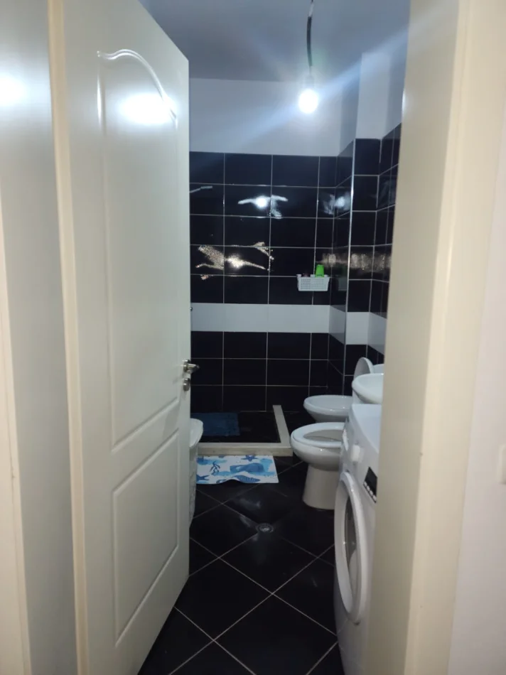 Tirane, jepet me qera apartament 2+1+Aneks+Ballkon Kati 5,,PALLAT ME ASHENSOR 8 KATESH,SIPERFAQE 104 m² ,ÇMIMI 450 MIJË/MUAJ