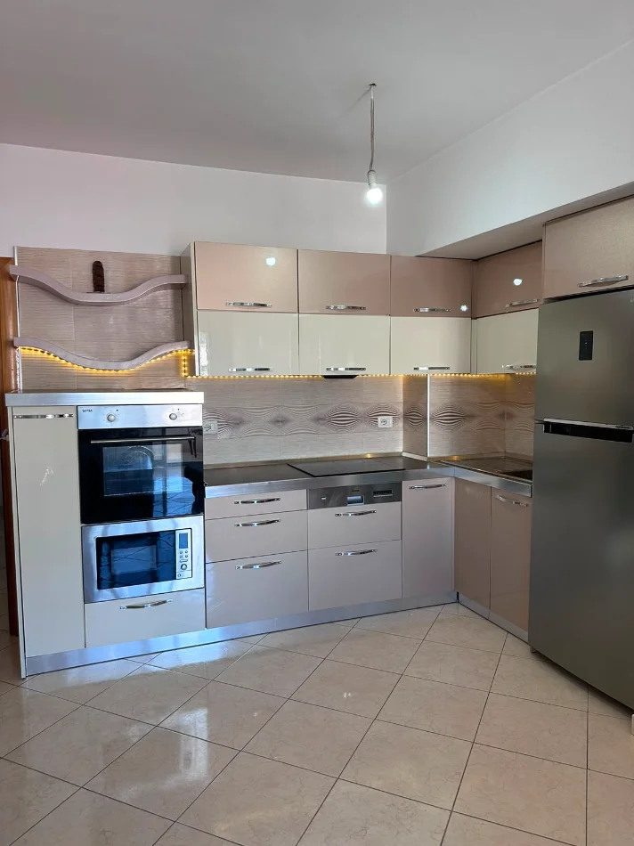 Tirane, jepet me qera apartament 2+1+Ballkon Kati 6, 100 m² 699 € 