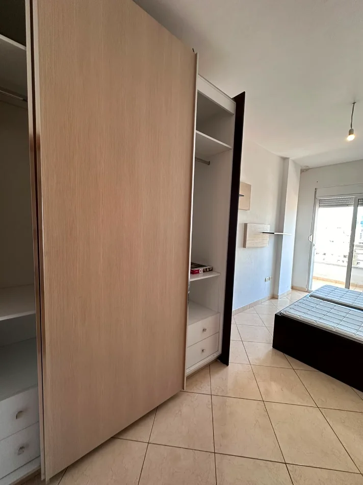 Tirane, jepet me qera apartament 2+1+Ballkon Kati 6, 100 m² 699 € 