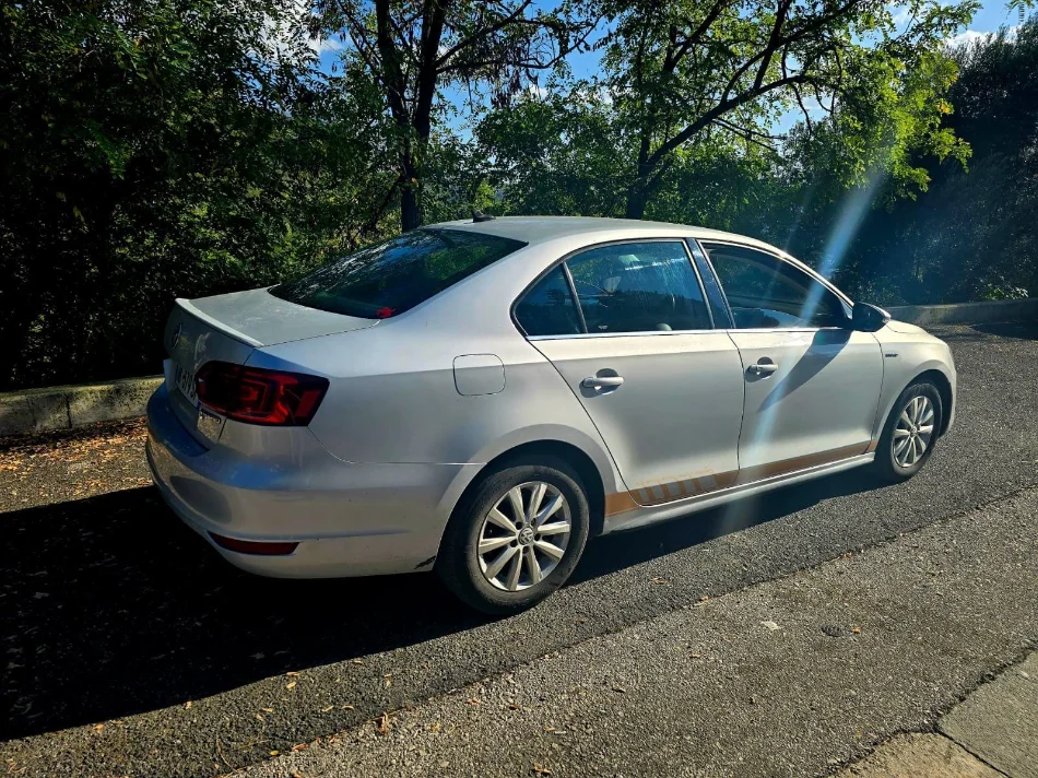 Tirane, shitet makine Volswagen Jetta Benzin, gri metalizato automatik 145.000 km 6.200 €