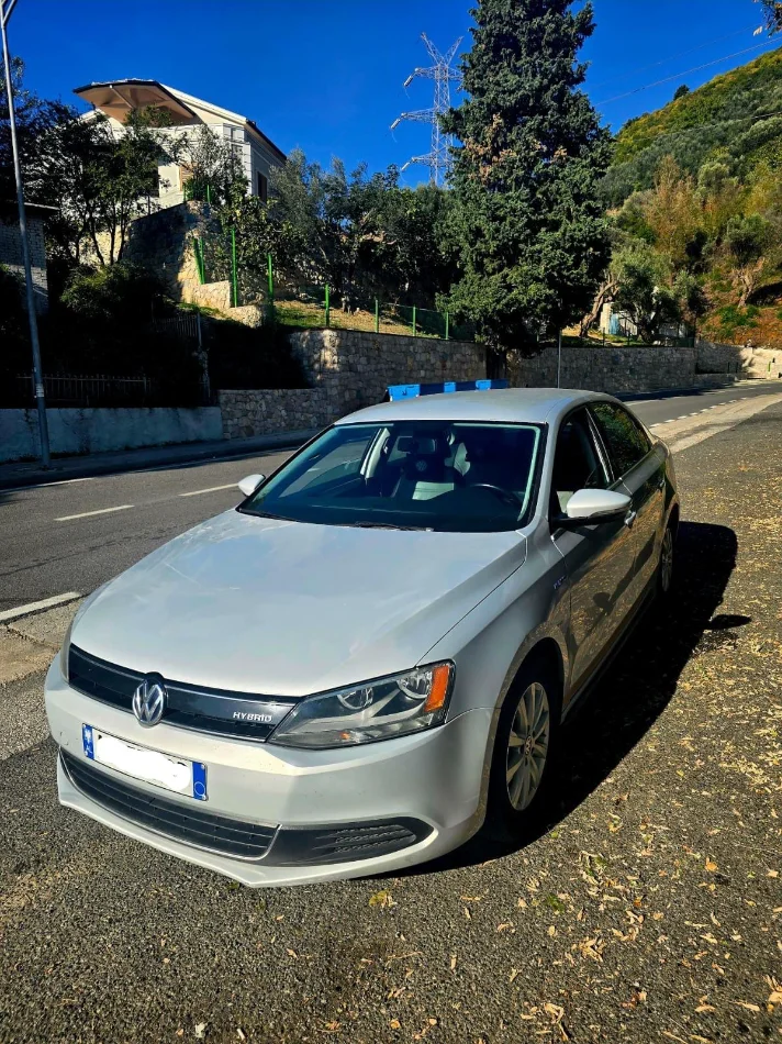 Tirane, shitet makine Volswagen Jetta Benzin, gri metalizato automatik 145.000 km 6.200 €