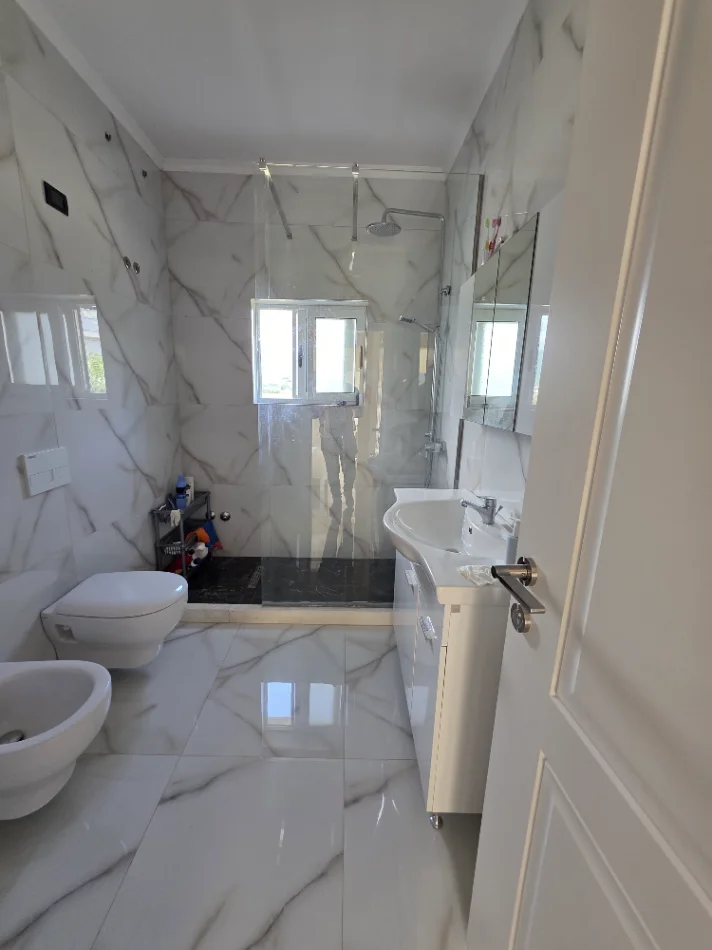 Tirane, jepet me qera Vile 3+1+Ballkon , 250 m² 2.100 € (Rruga e Vilave)