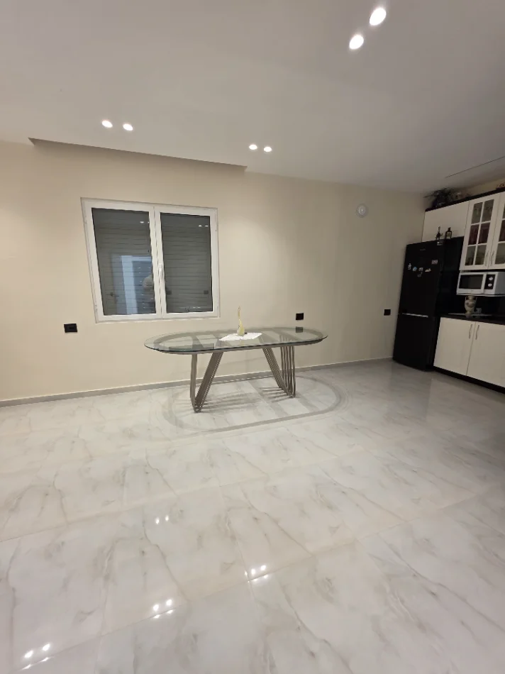 Tirane, jepet me qera Vile 3+1+Ballkon , 250 m² 2.100 € (Rruga e Vilave)