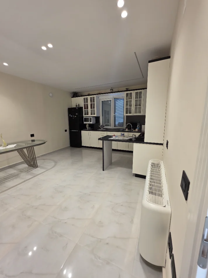 Tirane, jepet me qera Vile 3+1+Ballkon , 250 m² 2.100 € (Rruga e Vilave)