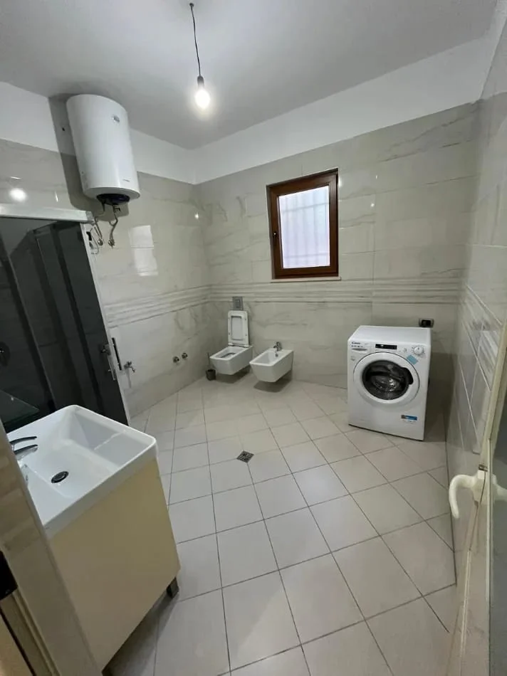 Tirane, jepet me qera apartament 2+1+Ballkon Kati 1, 100 m² 471 € (Rruga Kodra e Priftit)