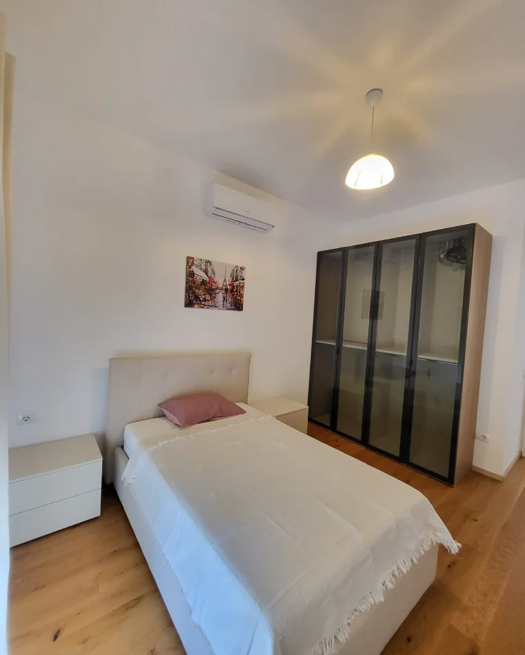 Tirane, jepet me qera apartament 1+1 Kati 2, 100 m² 1.100 € (Teg)
