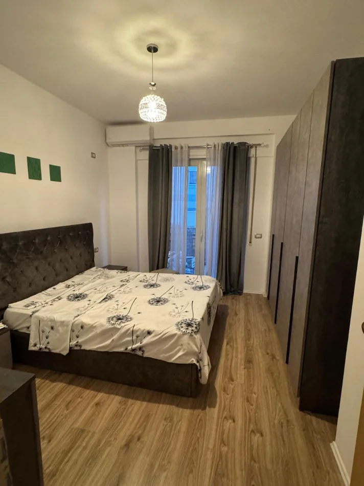Tirane, jepet me qera apartament 1+1 Kati 5, 88 m² 600 € (Liqeni I thate)
