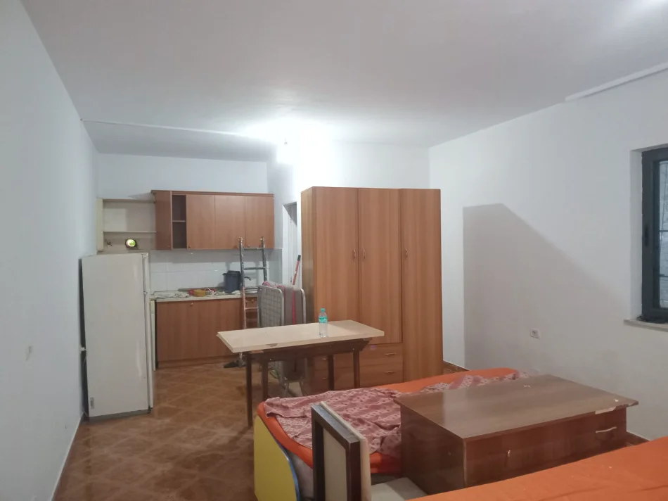 Tirane, jepet me qera garsonier Kati 0, 270 € (Rruga Gramoz Pashko)