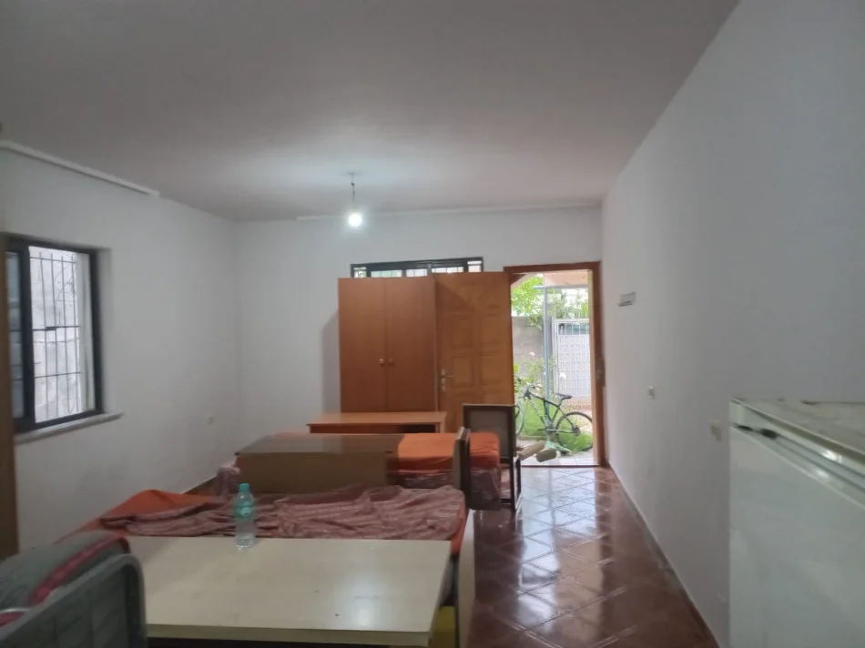 Tirane, jepet me qera garsonier Kati 0, 270 € (Rruga Gramoz Pashko)