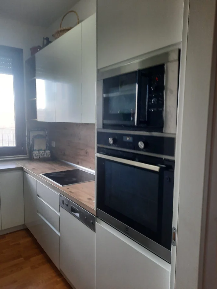 Tirane, jap me qera apartament 2+1+Aneks+Ballkon Kati 5, 100 m² 700 € (Rruga barrigadave)