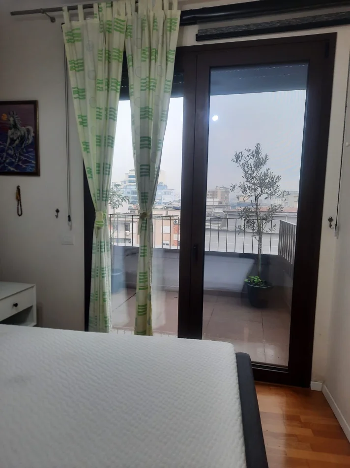 Tirane, jap me qera apartament 2+1+Aneks+Ballkon Kati 5, 100 m² 700 € (Rruga barrigadave)